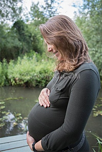 英国女同性恋伴侣为流产夫妇代助孕并产下双胞胎